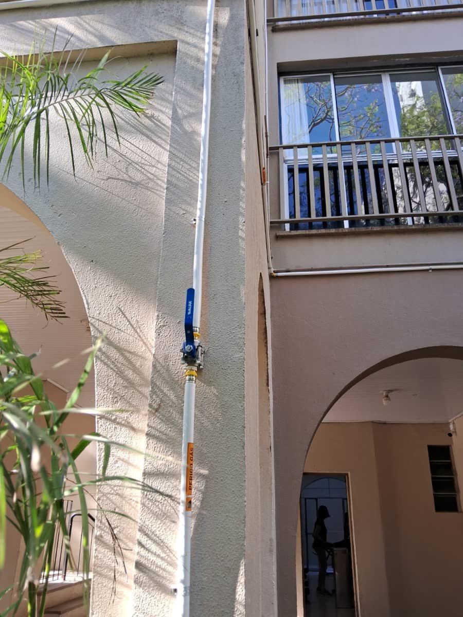 Tubulação de gás instalada verticalmente na fachada de um prédio