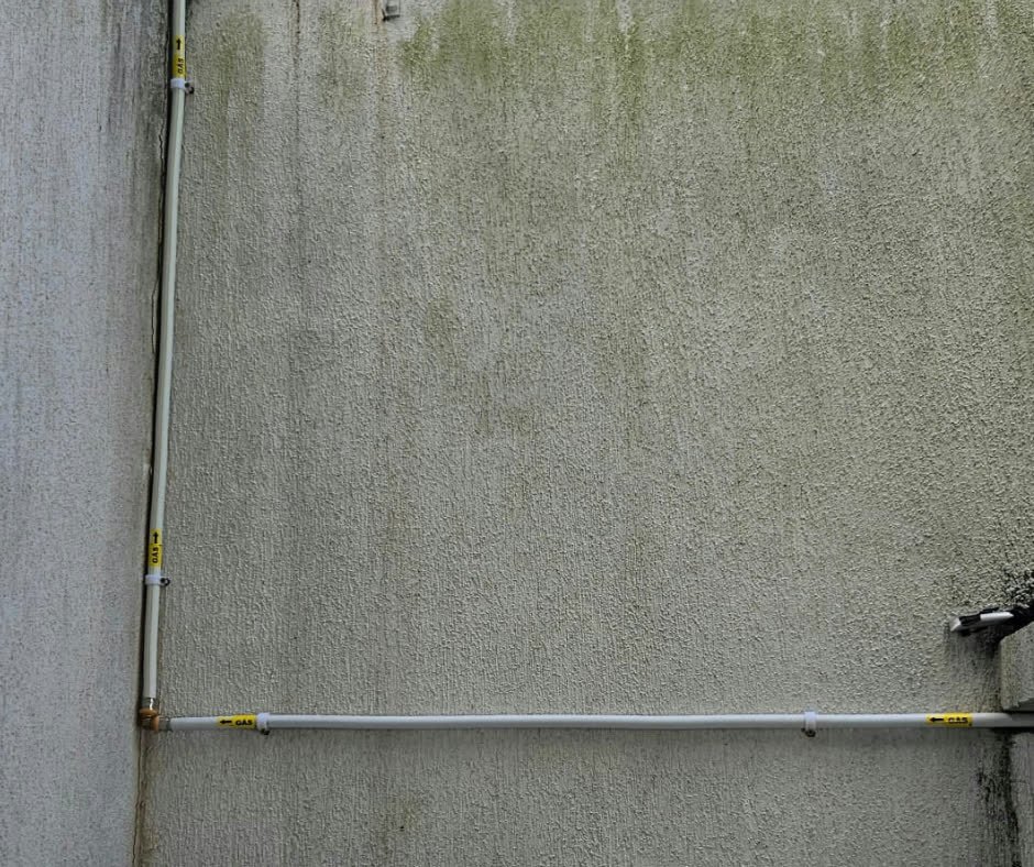 Tubulação de gás instalada e identificada na parede de um condomínio