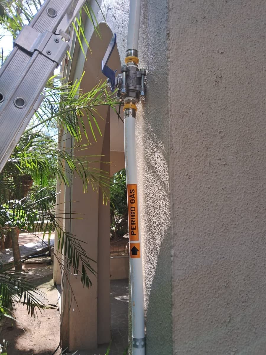 Válvula instalada em trecho vertical de tubulação de gás